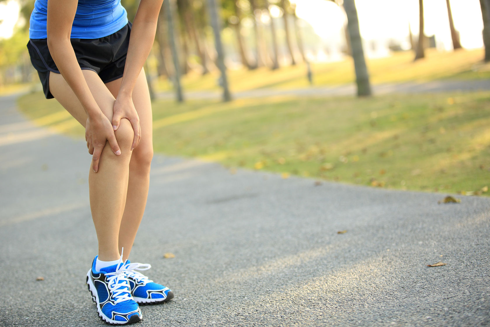 woman runner has injured knee
